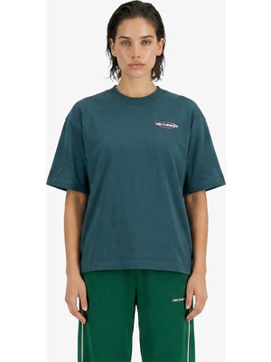 New Balance Sport Graphic Oversized Kadın Yeşil T-Shirt.aav