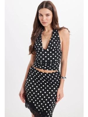 Tudors Kadın Standart Fit Normal Kesim Kolsuz Halter Yaka Boyundan Bağlama Detaylı Puantiyeli Siyah Bluz