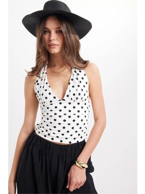 Tudors Kadın Standart Fit Normal Kesim Kolsuz Halter Yaka Boyundan Bağlama Detaylı Puantiyeli Beyaz Bluz