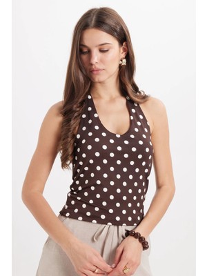 Tudors Kadın Standart Fit Normal Kesim Halter Yaka Kolsuz Puantiyeli Kahverengi Bluz