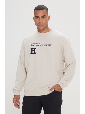 Altınyıldız Classics Harvard Lisanslı 3 İplik Pamuklu Oversize Fit Bol Kesim Erkek Açık Bej Bisiklet Yaka Sweatshirt