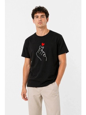Tarz Yeri Erkek Kore Parmak Kalp Aşk Temalı Minimal Baskılı Tişört Yazlık Kısa Kol T-Shirt - Siyah