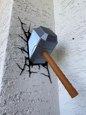 Riva Self Thor Mjölnir Çekiç Duvar Dekoru - 3D Baskı Kırık Duvar Efektli Marvel Biblo Aksesuar