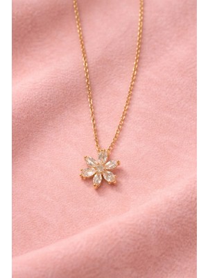 Sylvera Shop Minimal Lotus Çiçeği Kolye – Beyaz Taşlı (Gold Renk)