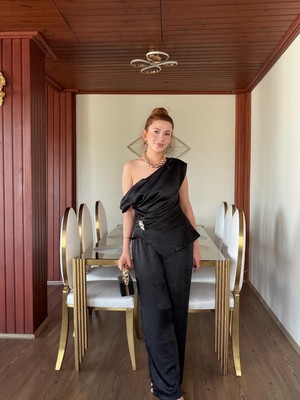 Arwey Broş Detaylı Siyah Takım