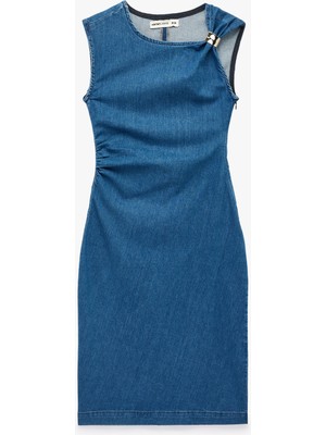 Koton Metal Aksesuarlı Kolsuz Pamuklu Drapeli Denim Midi Elbise