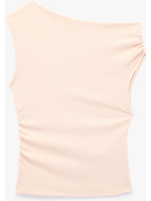 Koton Slim Fit Asimetrik Yaka Kolsuz Drapeli Bluz
