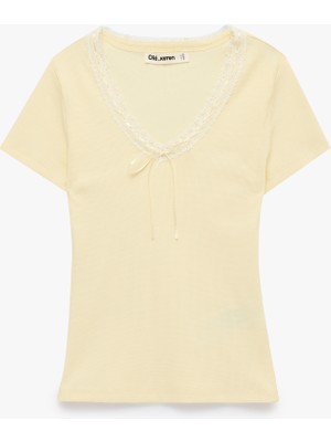 Koton Slim Fit Kısa Kollu Dantel Detaylı Fiyonklu V Yaka Tişört