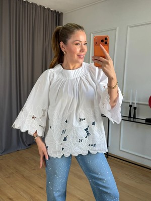 Size Özgü Beyaz Etek Ucu Detaylı Bluz