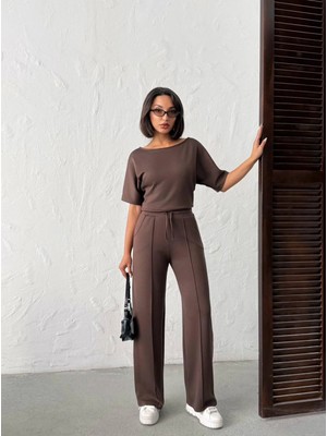 Trend Butik Burada Kadın Rahat Kesim Ikili Takım - Kısa Kollu Bluz ve Dikiş Detaylı Bol Paça Pantolonlu Set