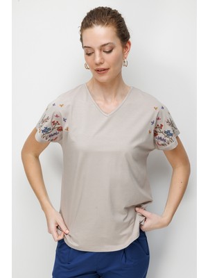 Desen Triko Kadın V Yaka Nakış Işlemeli Düşük Kollu Penye T-Shirt 26703 Bej