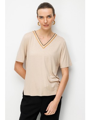 Desen Triko Kadın V Yaka Yakası Iki Renkli Işlemeli Taşlı Penye T-Shirt 26844 Bej
