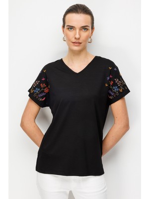 Desen Triko Kadın V Yaka Nakış Işlemeli Düşük Kollu Penye T-Shirt 26703 Siyah