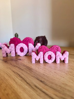 DU&ER 🌹 Anneler Günü Gül Temalı Dekor – “mom” Yazılı Dekoratif Masaüstü Süs ve Hediye