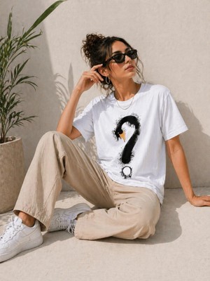 Beruflic Kadın Kuğu Figürlü Soru Işareti Baskılı Tişört Kısa Kol T-Shirt - Beyaz