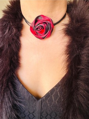 Devi Fashion Bağcıklı Saten Leopar Gül Choker Kolye