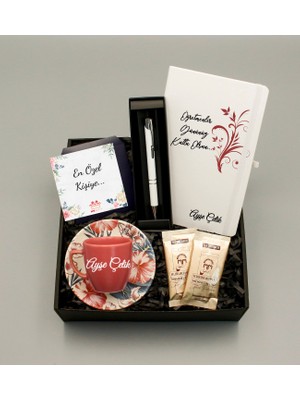 As Gift Öğretmenler Gününe Özel Tasarımlı Isim Soy Isimli Beyaz Defter & Desenli Pembe Fincan & Beyaz Roller Kalem & Mehmet Efendi Türk Kahvesi Hediye Seti