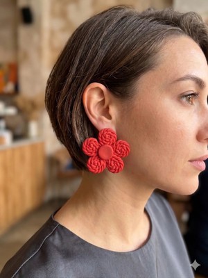 Lu Atelier Tressa Hasır Dokulu Çiçek Formlu El Yapımı Küpe – Modern Şık Tasarım Günlük Küpe