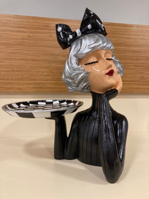 Plus Home Dekoratif El Işçiliği El Boyama Damalı Tepsili Kız Model Renk Siyah Gümüş Yükseklik 32 cm Tepsi Çapı 17 cm