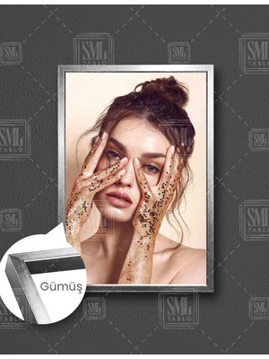 SML Tablo Ellerinde Gold Pırıltıları ve Simleriyle Poz Veren Model Dikey Çerçeveli Kanvas Tablo
