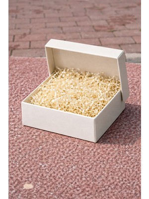 Orbak Kağıtçılık Beyaz Karton Takı Kutusu 9,5x9,5x2 cm – Kapaklı Model | 10 Adet + Krem Kırpık Kağıtlı