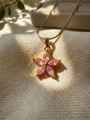 Meneva Aksesuar Pembe Kristal Taşlı 5 Yapraklı Çiçek Çelik Kolye