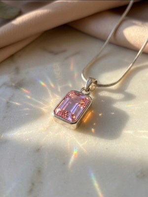 Meneva Aksesuar Pembe Kristal Baget Taşlı Çelik Kolye – Modern ve Zarif Işıltı