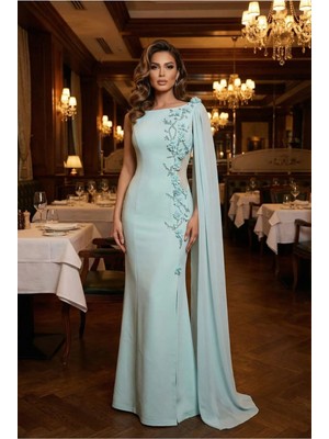 Crystalia El Işlemesi Çiçekli Cam Taşlı Pelerinli Krep Gece Elbisesi