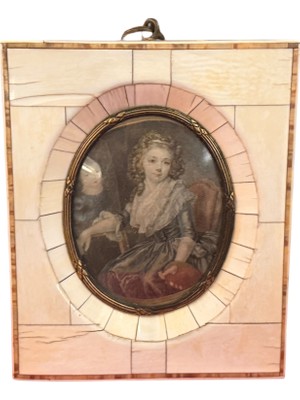 TT 14 cm  x 11,5 cm Ölçülerinde Fransız Kemikten Çerçeveli Duvar Süsü