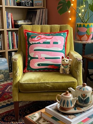 Rahan Design Ejderha Desenli Çift Taraflı Baskı Renkli Dekoratif Süet Kırlent Kılıfı - 43X43CM - Ejderha Desenli Kırlent Kılıfı