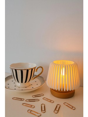 Zulya Modern Dekoratif Tealight Mumluk – Sıcak Işık Yayan Şık Tasarım | 7 × 7,5 cm