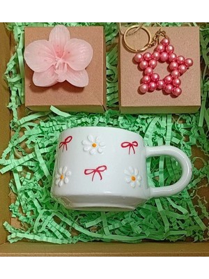 Tasarım Yeni Ev Hediye Sepeti - El Işi Fiyonklu Kupa Bardak Orkide Mum ve Yıldız Anahtarlık Özel Kutusunda