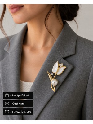 Herşey Nota Hediye Inci Detaylı Beyaz Lale Kadın Premium Broş Gold Renk Zirkon Taşlı