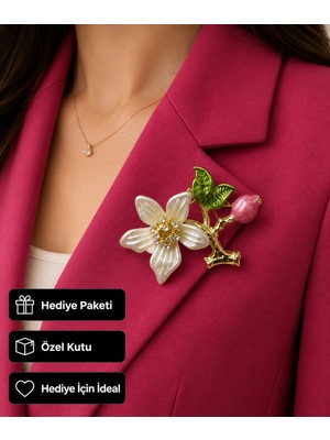 Herşey Nota Hediye Beyaz Çiçek Figürlü Zirkon Taş Detaylı Kadın Broşu