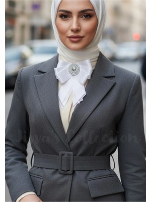 Jivva's Collection Kadın Fiyonk Broş-Beyaz. Parlayan Rhinestone Çiçek Detaylı. Fiyonk Broş Kurdele. El Yapımı Özel