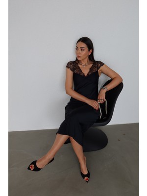 Özge Özgenç Göğüs Kısmı Dantelli Saten Elbise