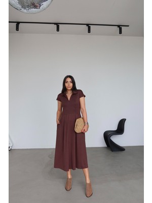 Özge Özgenç Polo Yaka Beli Dikiş Detaylı Elbise