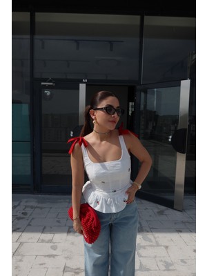 Özge Özgenç Çiçek ve Fisto Işlemeli Bluz
