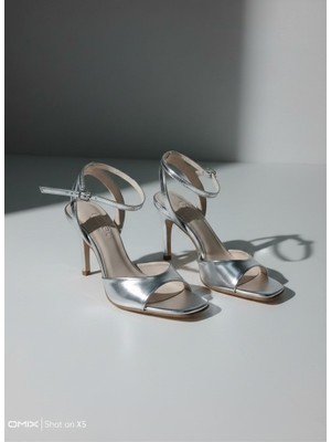 Rafa Shoes Önü ve Arkası Açık Bilekten Bağlamalı Tek Bant İnce Topuklu  Kadın Ayakkabısı Metalik Gümüş Gri Abiye Sandalet Küt Burun Düğün Nişan Davet Tarzı