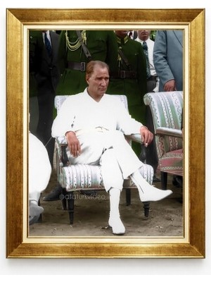Atatürk Beyaz Takım Elbiseli Modern Çerçeveli Tablo Karizmatik Atatürk Resmi