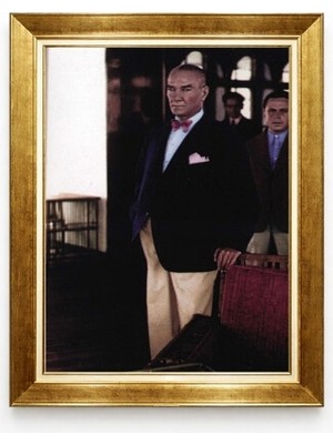 Atatürk Kütüphane Pozu Dekoratif Tablo - Karizmatik Atatürk Çerçeveli
