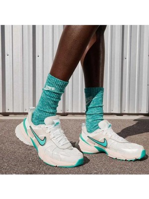 Nike V2K Run Kadın Sneaker Ayakkabı FD0736-105 (Dar Kalıp 1 Beden Büyük Alınız)