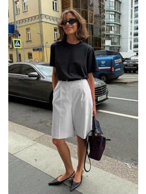 Madmext Beyaz Pileli Kadın Bermuda Şort MG2483
