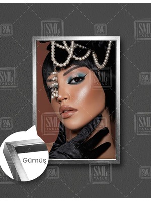 SML Tablo Mavi Tonlarında Makyajlı Kadın Inci Aksesuar Vintage Make Up Kuaför Dikey Çerçeveli Kanvas Tablo