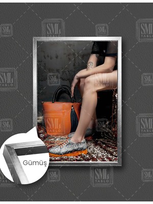 SML Tablo Lüks Marka Turuncu Ayakkabı ve Çantalı Kadın Model Dekor Dikey Çerçeveli Kanvas Tablo