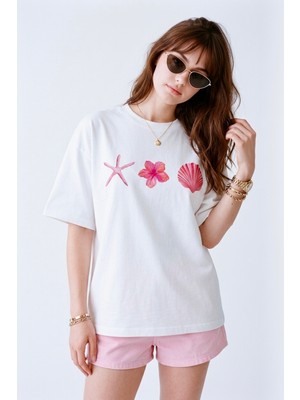 Hoxie Kadın Beyaz Oversize Grafik Baskılı T-Shirt - Deniz ve Çiçek Temalı