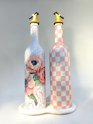 Mes Reves 750 ml Pembe Çiçek ve Pembe Dama Desenli 2’li Dekoratif Cam Yağdanlık Seti – Gold Başlık ve Taş Sunum Standlı
