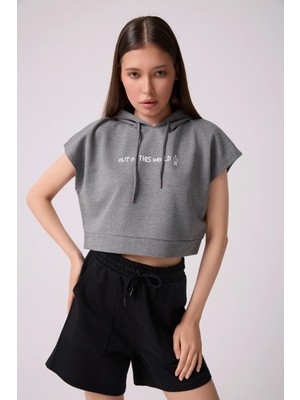 Defy's Kadın Koyu Gri Baskılı Kapüşonlu Crop Sweatshirt - Mevsimlik Hoodie