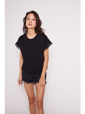 Nisan Triko Pamuklu Dantel ve Fisto Detaylı Bisiklet Yaka T-Shirt