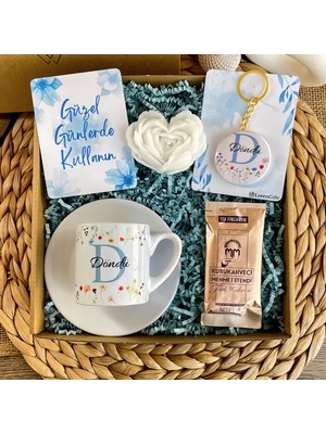 Loren Gift Çiçeklerin Dansı Kişiye Özel İsimli Türk Kahvesi Fincanı ve Açacaklı Anahtarlık Hediye Kutusu